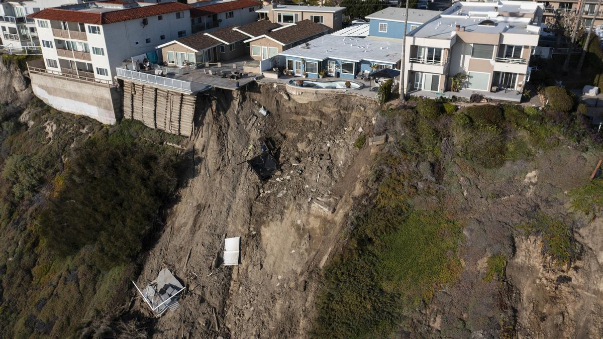 Imagen aérea de un deslizamiento de tierra en San Clemente, California.