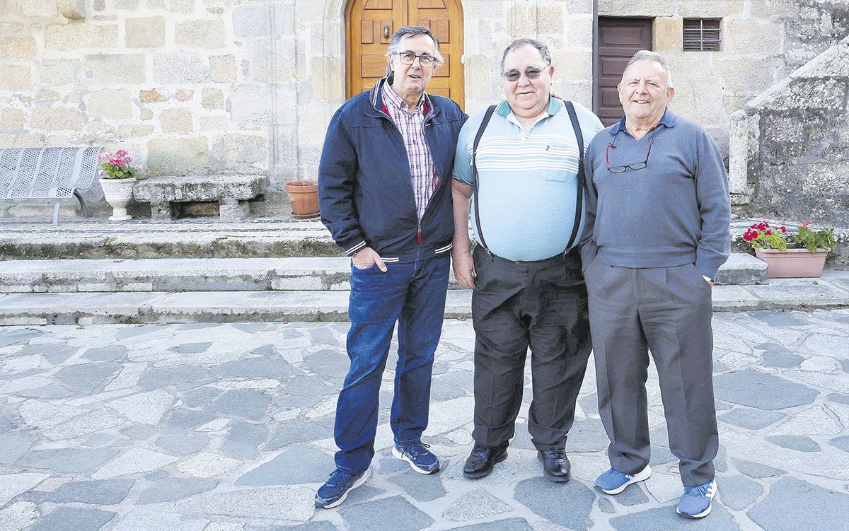 Javier Comesaña, Telmo Martínez y Ricardo Rodríguez ante el antiguo orfanato de Panxón