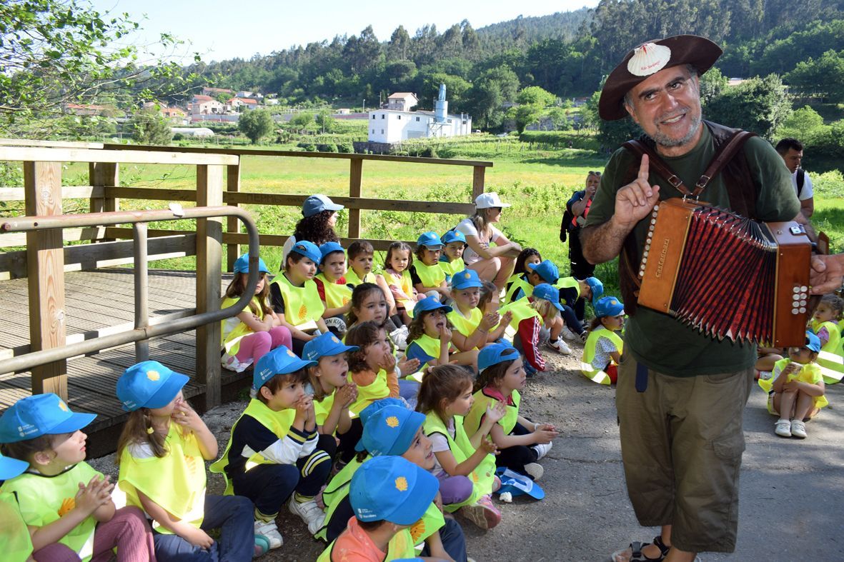 Así peregrinan, se divierten y aprenden los niños del CRA de Valga.