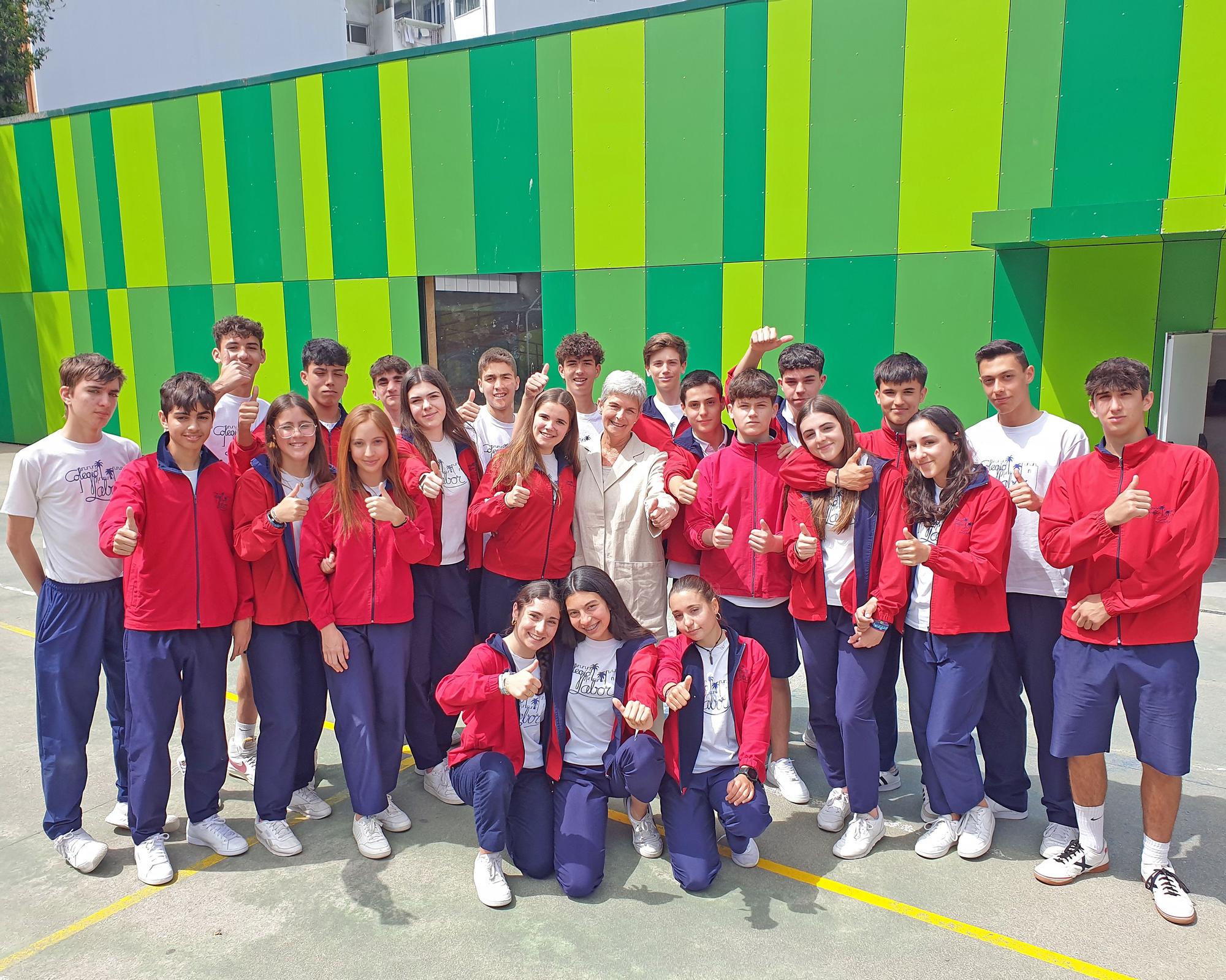 Francis Papiernik, hija de Charles Papiernik y Micheline Wolanowski, con alumnos de cuarto de la ESO del colegio Labor a los que impartió la charla