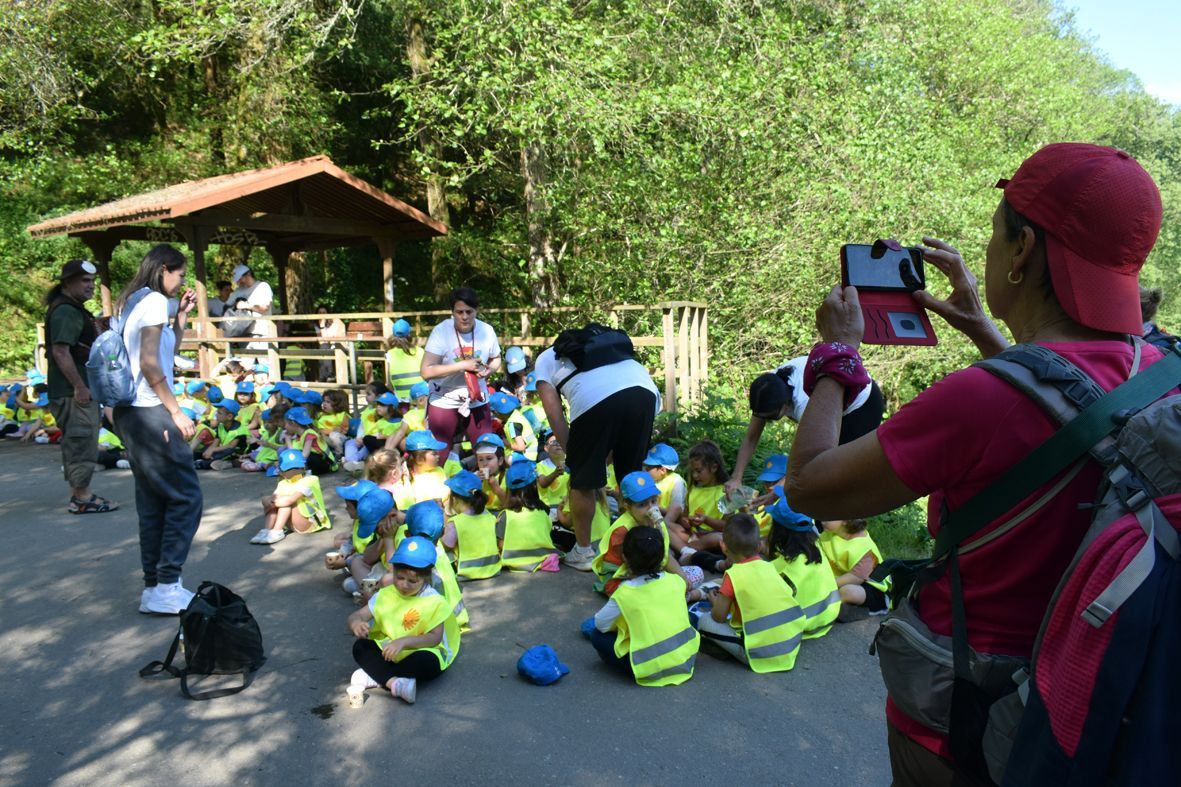 Así peregrinan, se divierten y aprenden los niños del CRA de Valga.