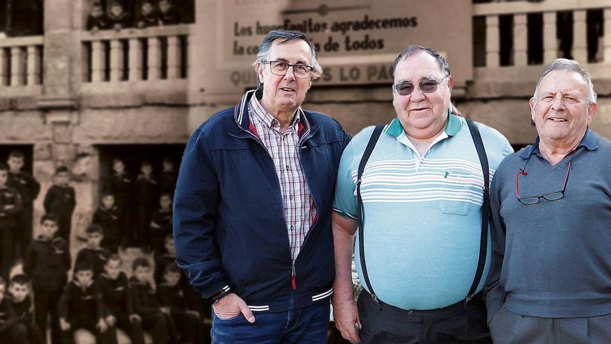 Javier Comesaña, Telmo Martínez y Ricardo Rodríguez ante el antigui orfanato de Panxón y al fondo una imagen de un acto de agradecimiento de los niños huérfanos en ese mismo orfanato