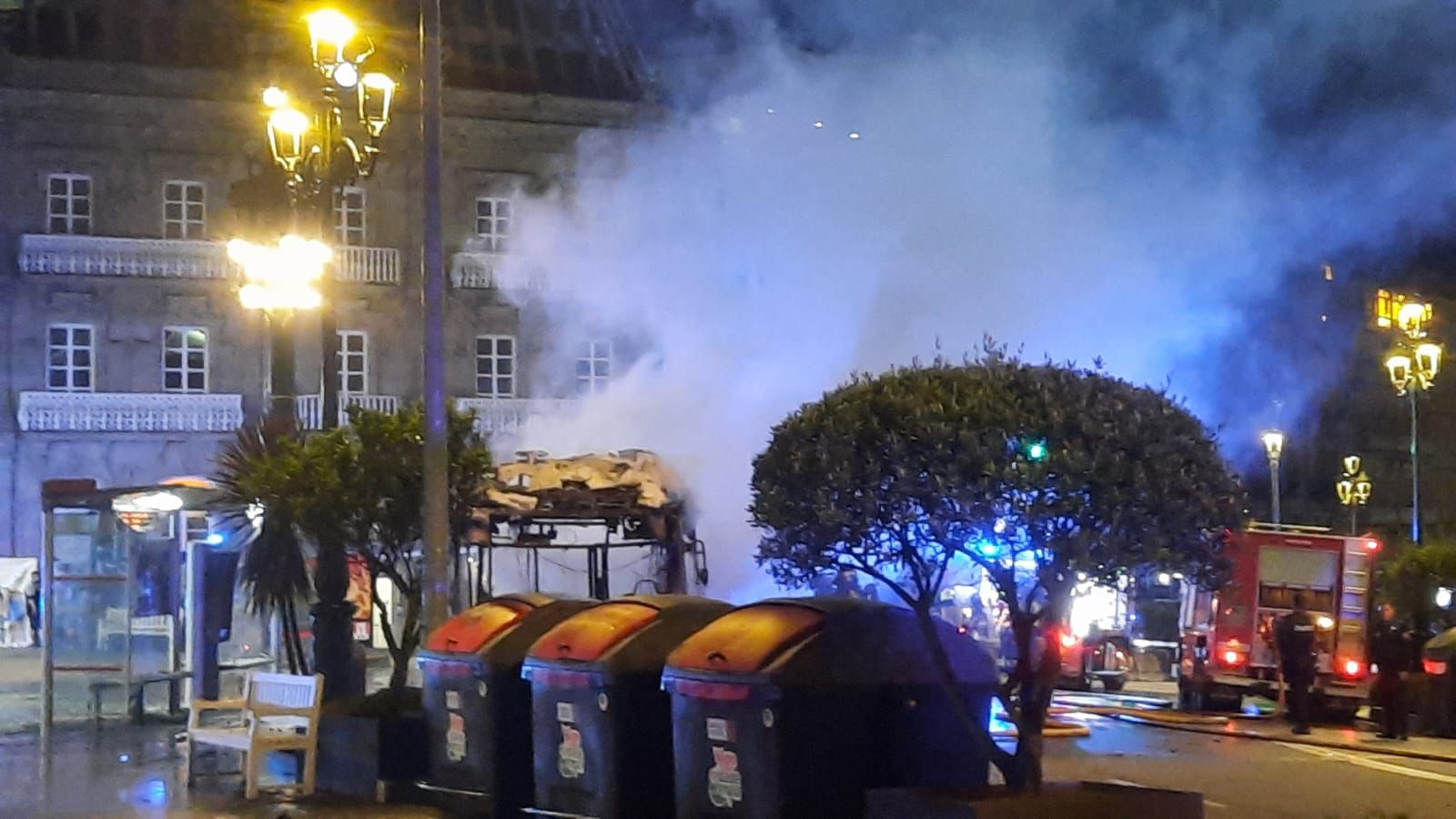 Las llamas calcinan un autobús en pleno centro de Vigo