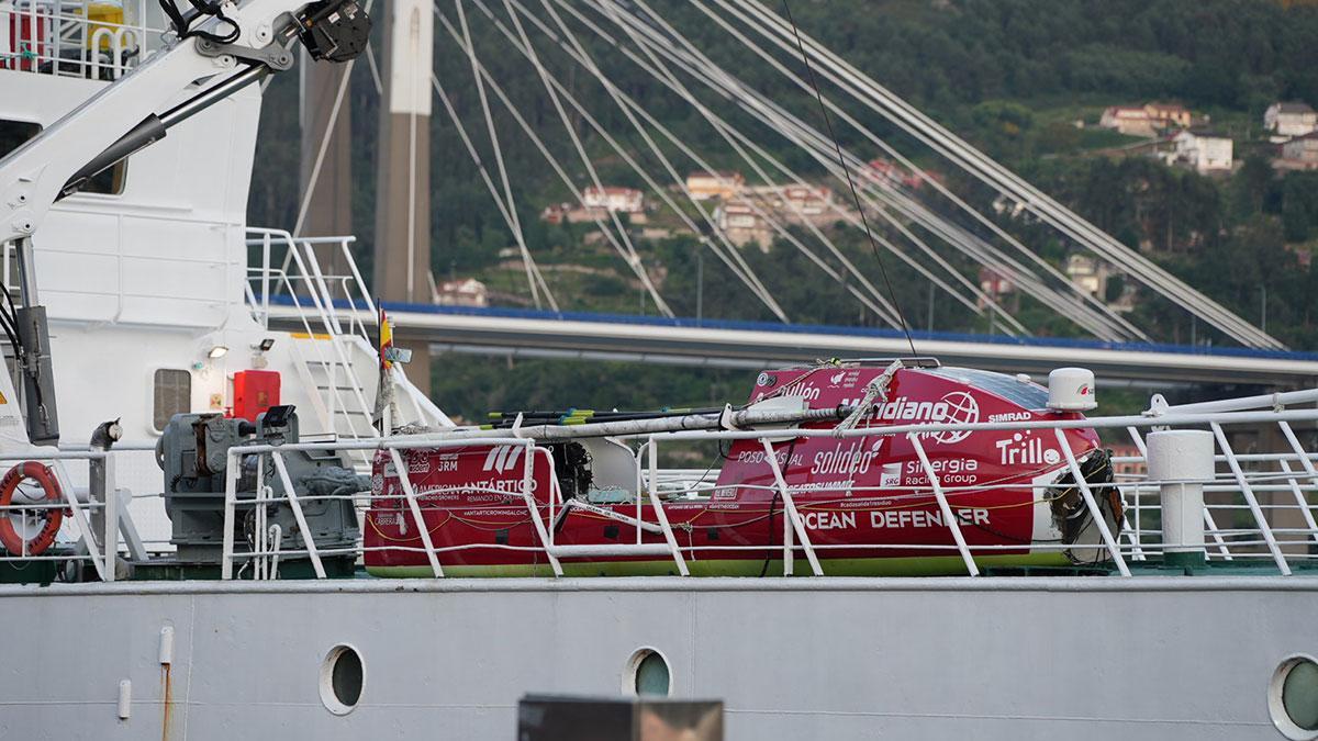 El 'Ocean Defender' llegando a puerto a bordo del Castelo