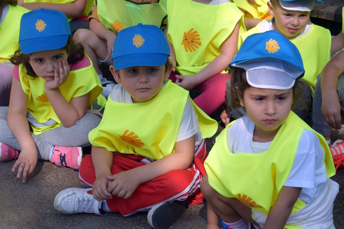 Así peregrinan, se divierten y aprenden los niños del CRA de Valga.