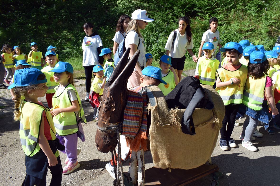 Así peregrinan, se divierten y aprenden los niños del CRA de Valga.