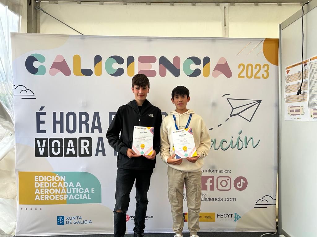 Tomás Rodríguez y Daniel Paz con sus diplomas.jpg