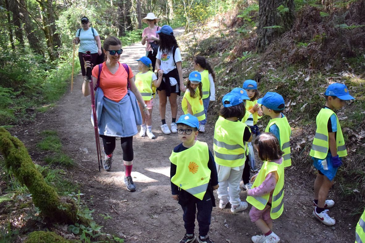 Así peregrinan, se divierten y aprenden los niños del CRA de Valga.