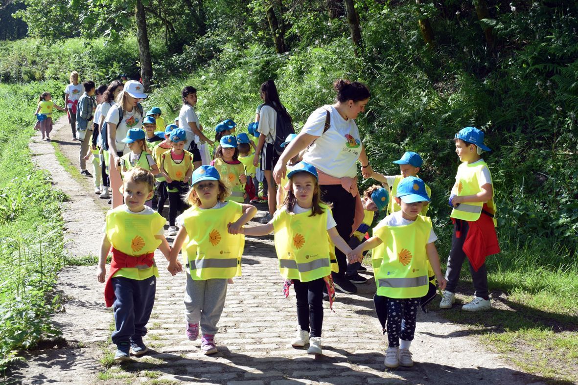 Así peregrinan, se divierten y aprenden los niños del CRA de Valga.