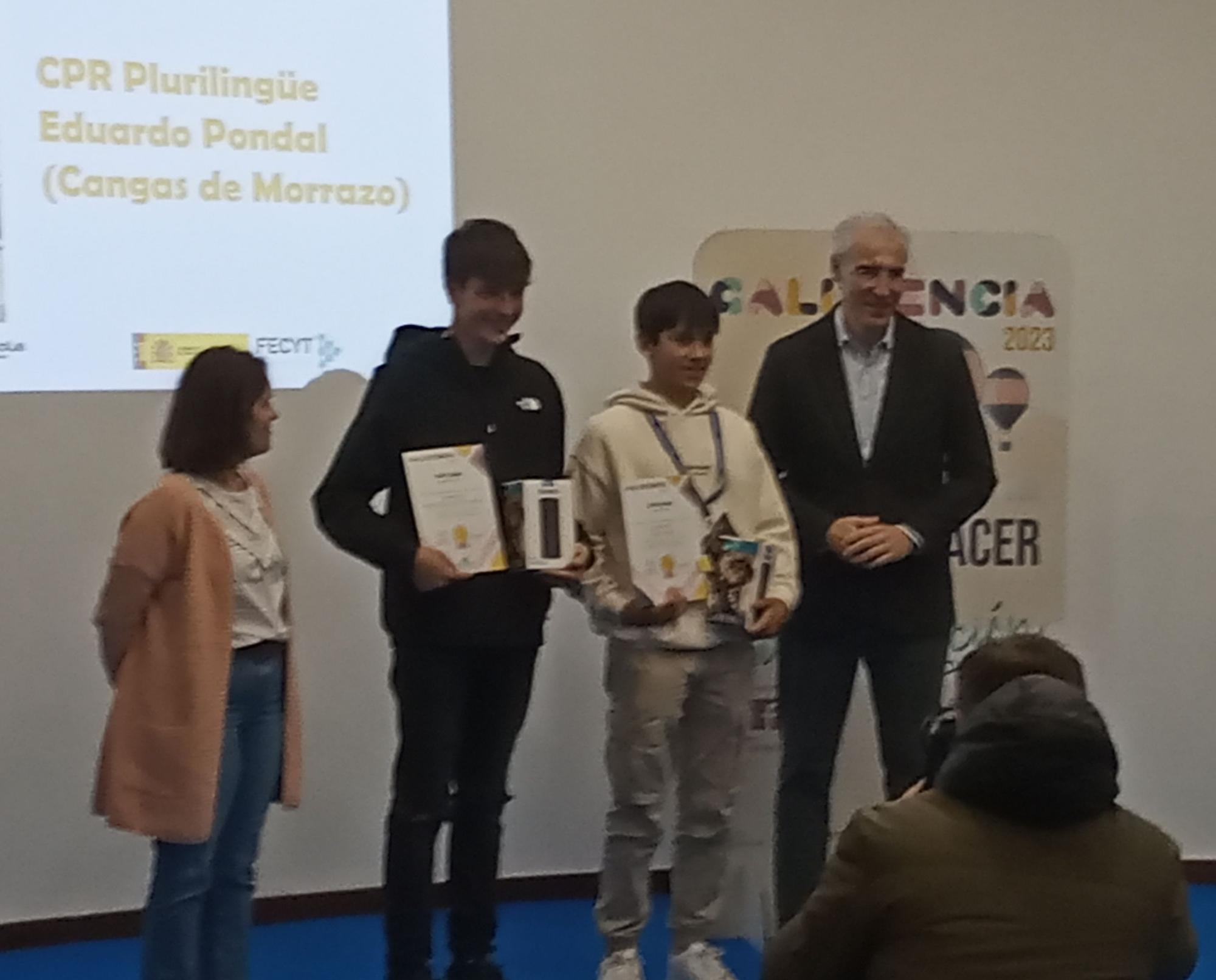 Los dos alumnos del Eduardo Pondal con su premio junto al vicepresidente de la Xunta y conselleiro de Econom�a, Francisco Conde.jpg