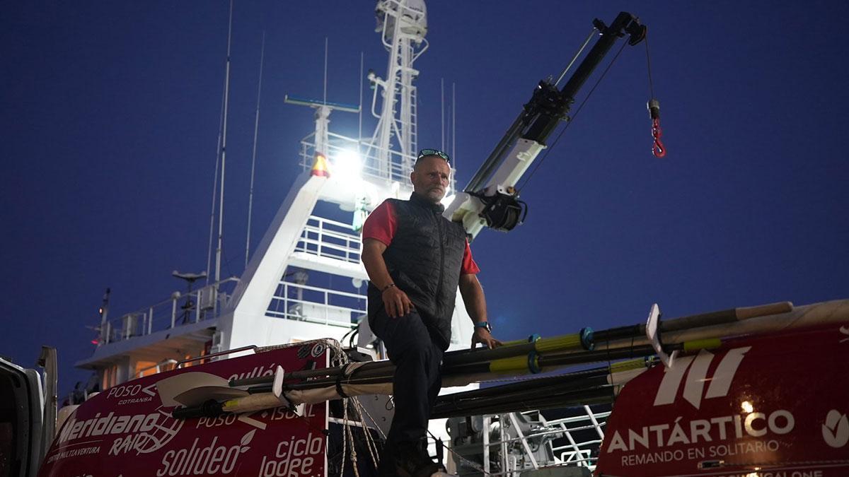 El Castelo al fondo con el 'Ocean Defender' ya en puerto, de noche