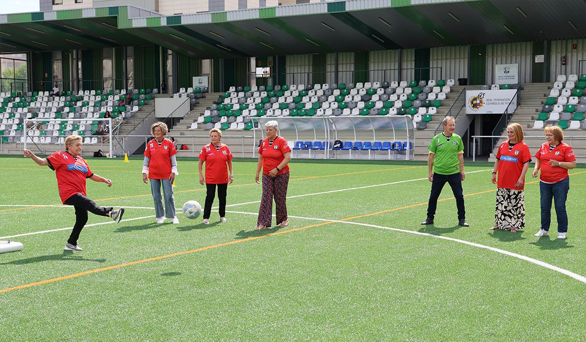 Entrenamiento de las pioneras con las veteranas en el Campo Federatico de Coia