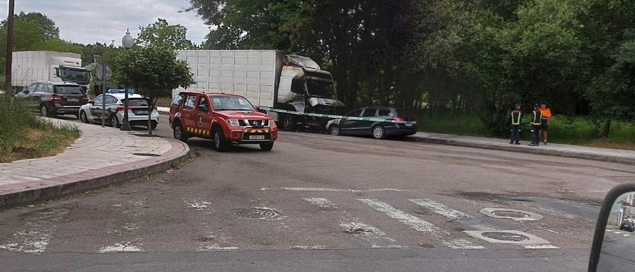 Vehículos incendiados esta madrugada en la calle Morón de Silleda.