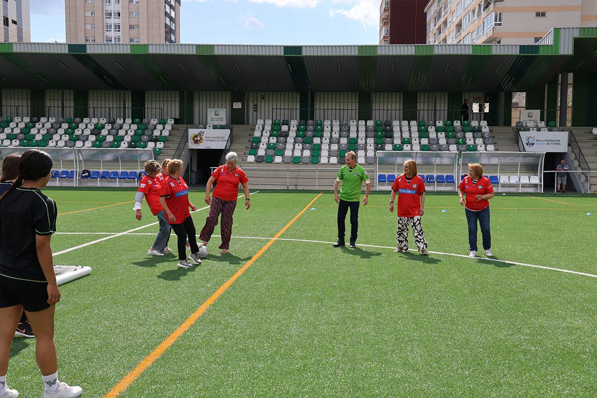 Rondo con el equipo sénior actual del Balaídos