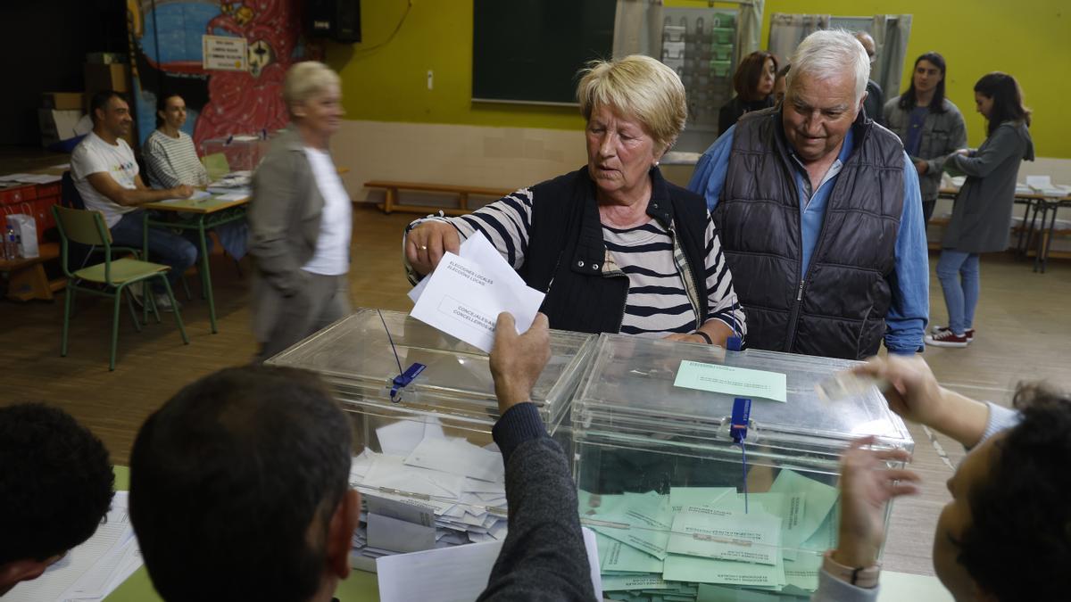 Una vecina de Bembrive vota en las elecciones a alcalde y alcalde pedáneo.