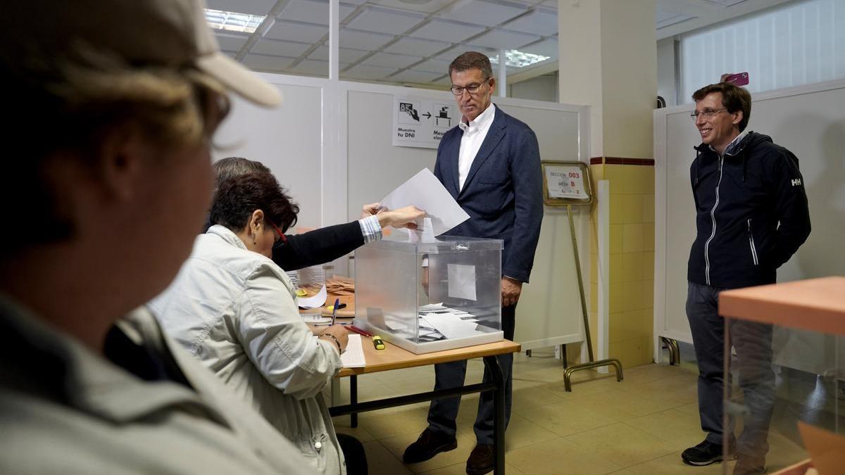 El líder del PP, Alberto Núñez Feijóo, vota en un colegio del centro de Madrid, acompañado del alcalde de Madrid, José Luis Martínez Almeida.