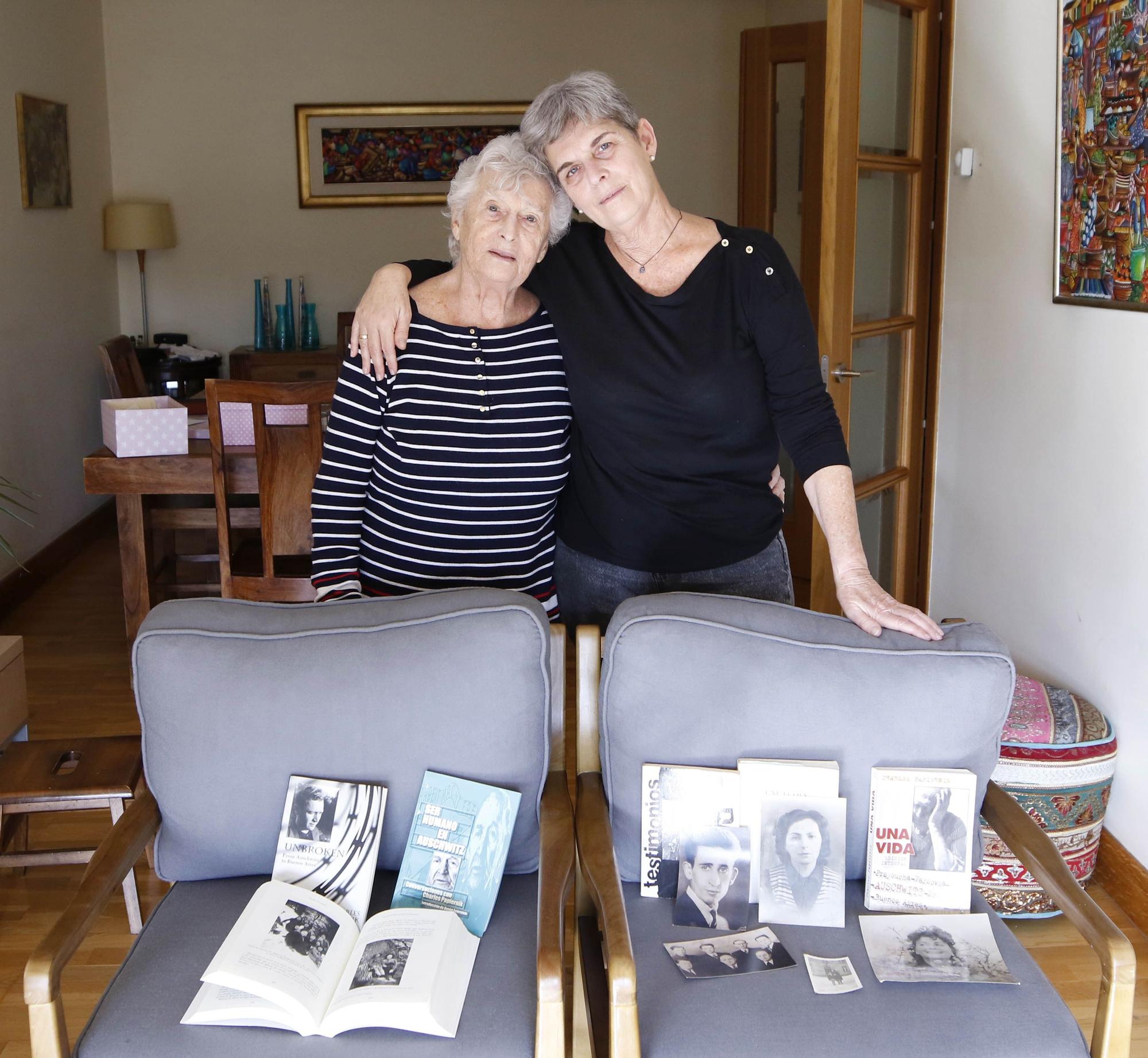 Francis Papiernik en su casa de Vigo con fotos y libros del legado de su padre, Charles Papiernki