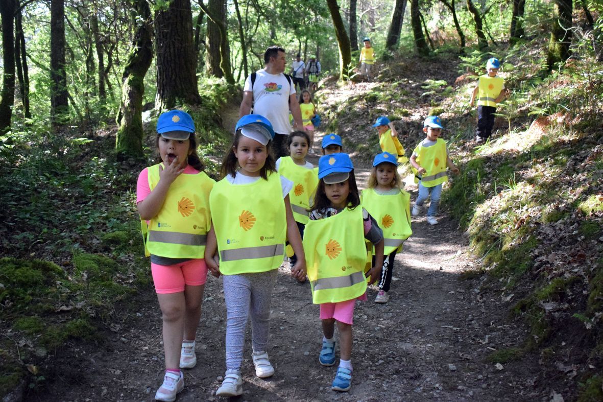 Así peregrinan, se divierten y aprenden los niños del CRA de Valga.