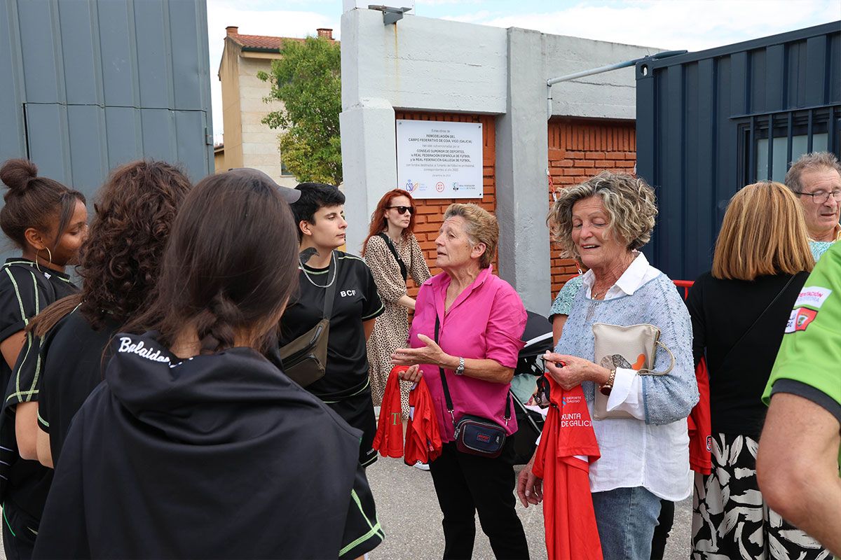 Las veteranas de ayer y de hoy después del entrenamiento