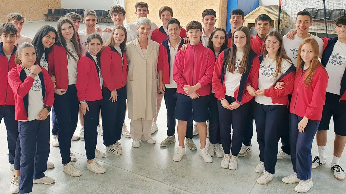 Francis Papiernik, hija de Charles Papierniky Micheline Wolanowski, con alumnos de cuarto de la ESO del Colegio Labor a los que impartió la charla.   | // MARTA G. BREA