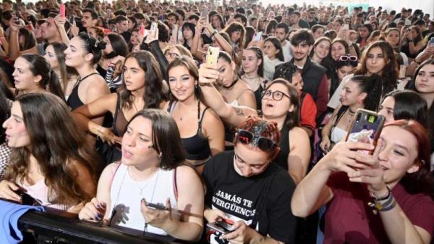 Asistentes a un concierto durante la pasada edición de este festival a las orillas del río.