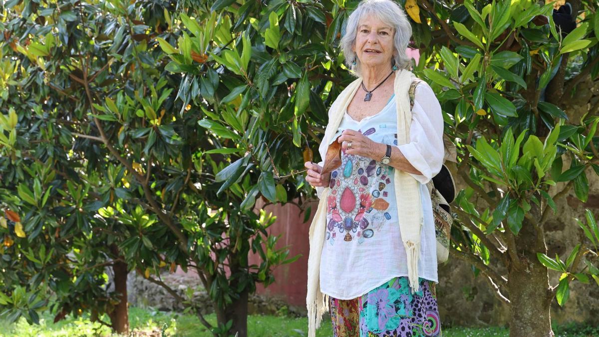 La escritora y activista social Alicia M. del Burgo, en un parque de Vigo.  | //  ALBA VILLAR