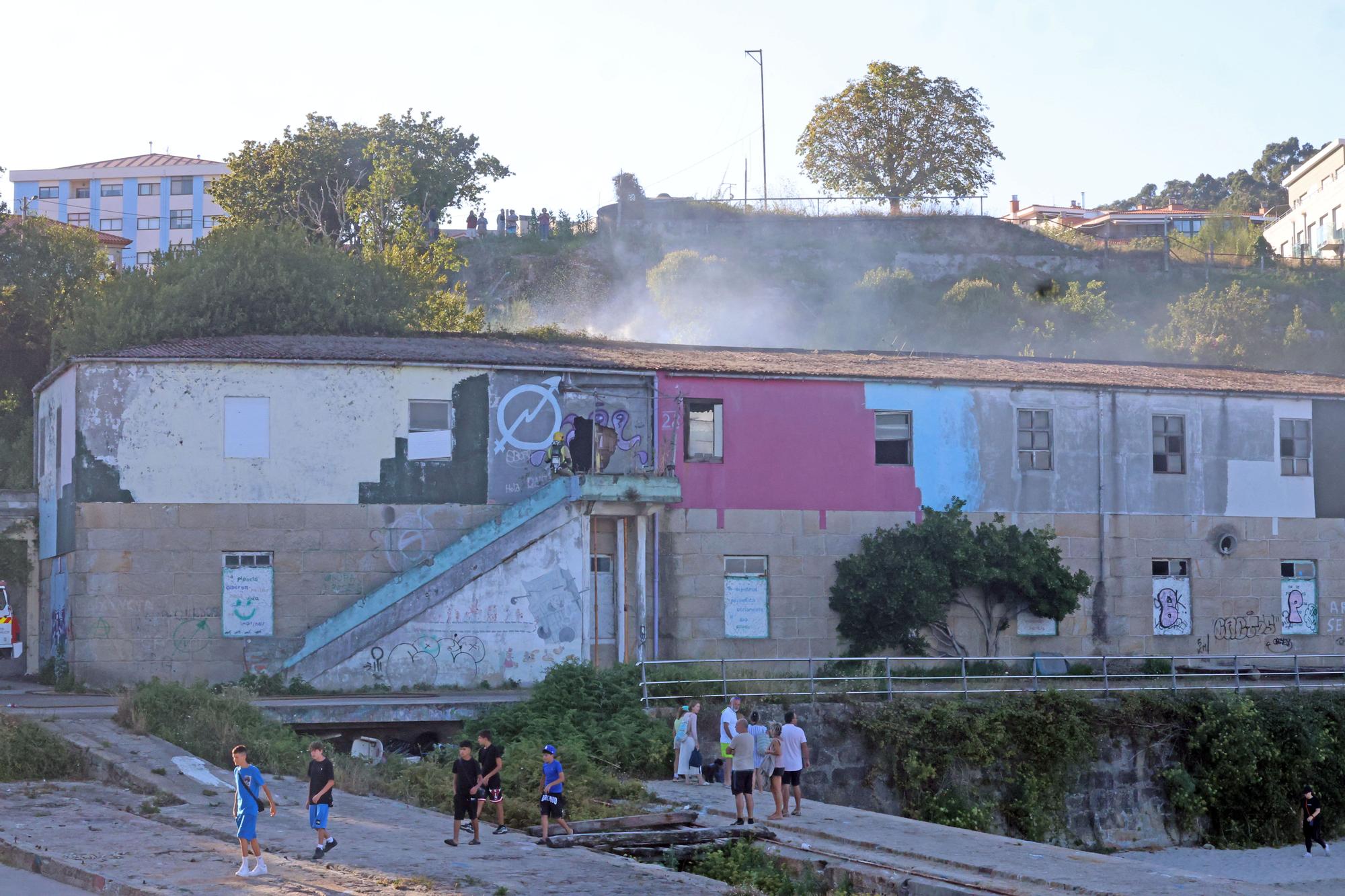 Un incendio afecta a la antigua guardería de Massó, en Cangas