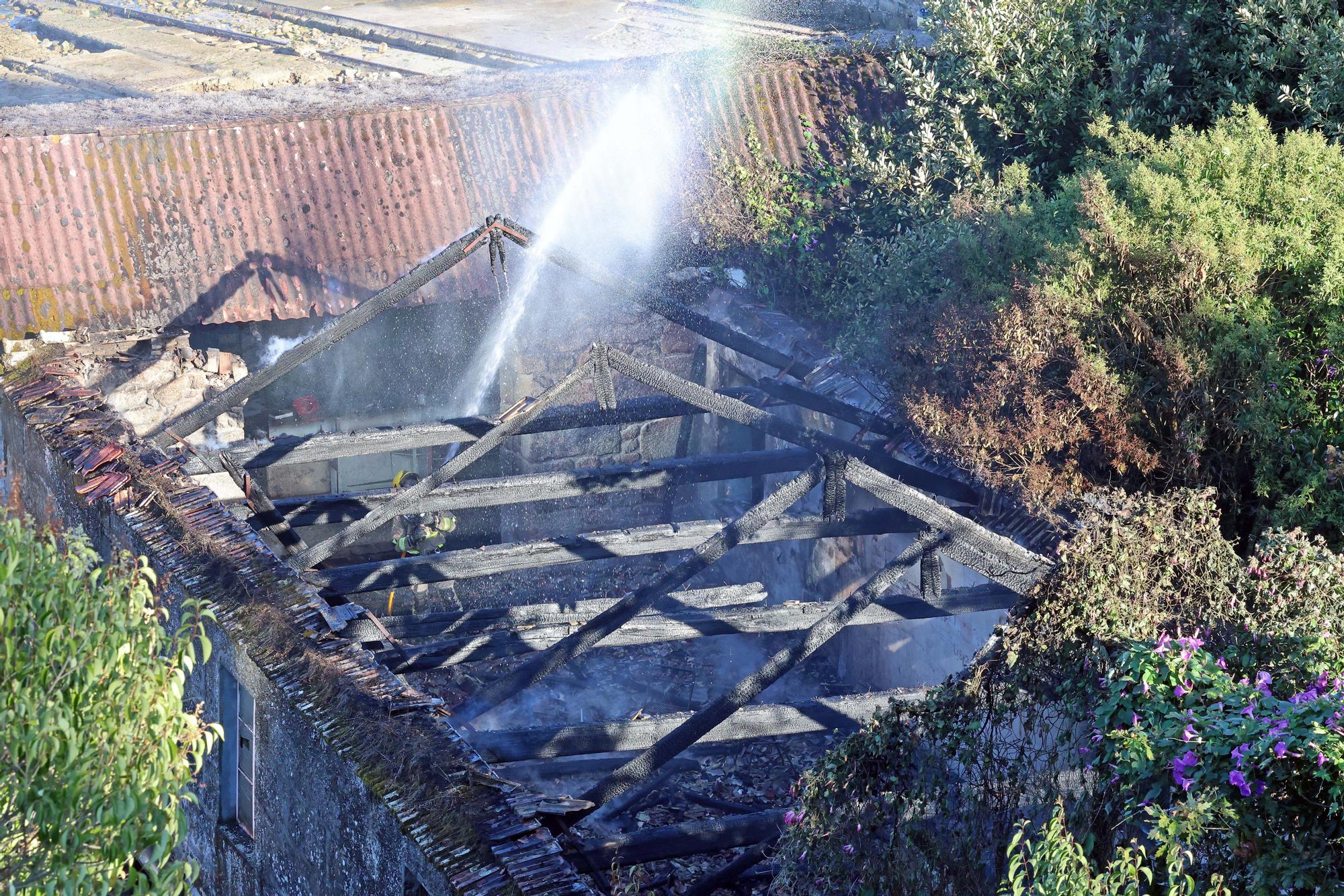 Un incendio afecta a la antigua guardería de Massó, en Cangas