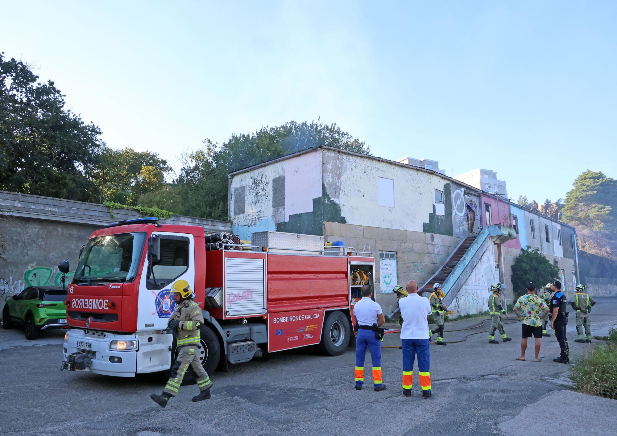 Un incendio afecta a la antigua guardería de Massó, en Cangas