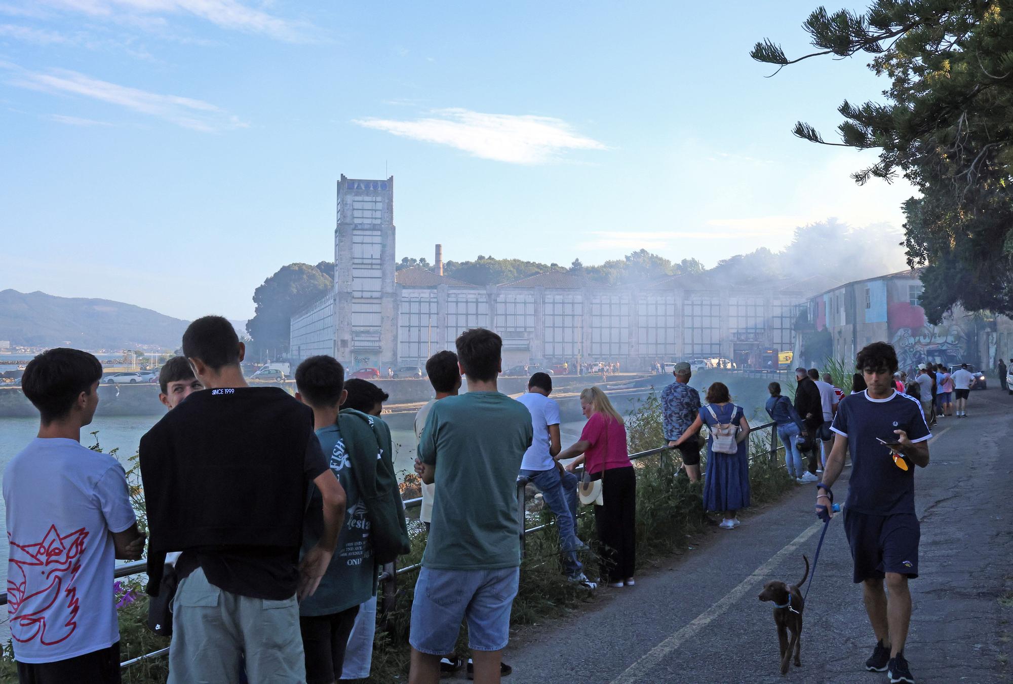 Un incendio afecta a la antigua guardería de Massó, en Cangas