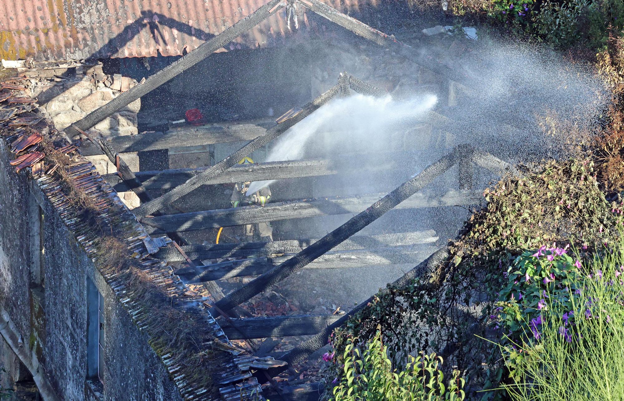 Un incendio afecta a la antigua guardería de Massó, en Cangas