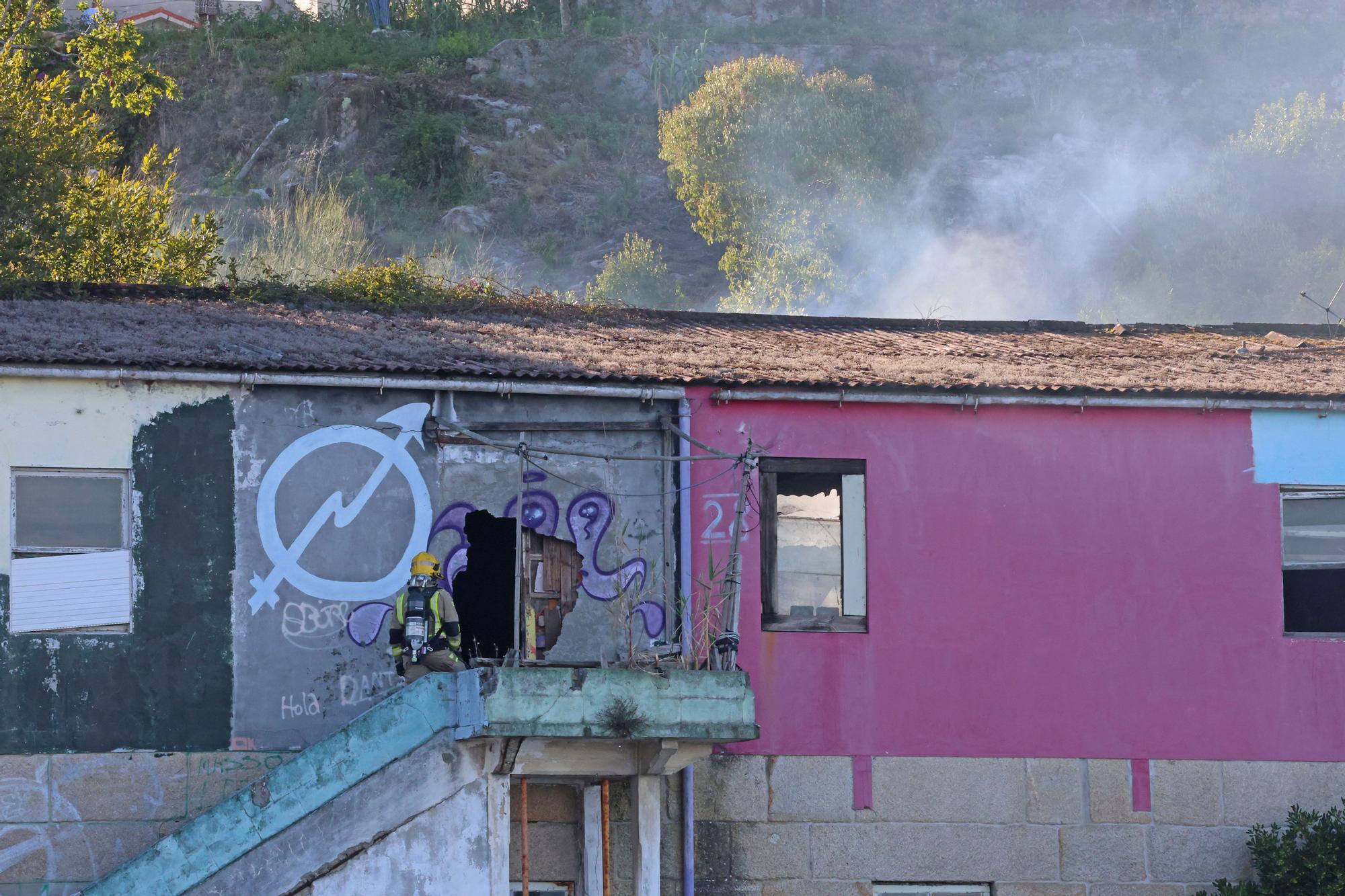 Un incendio afecta a la antigua guardería de Massó, en Cangas