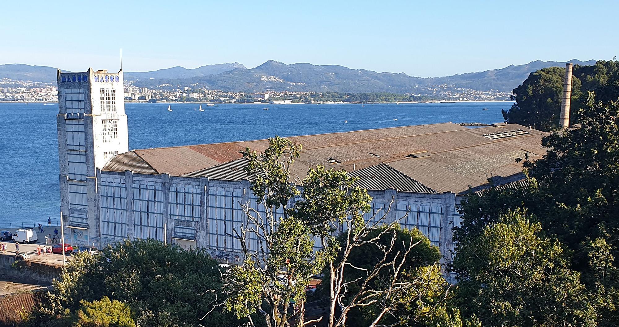 Un incendio afecta a la antigua guardería de Massó, en Cangas