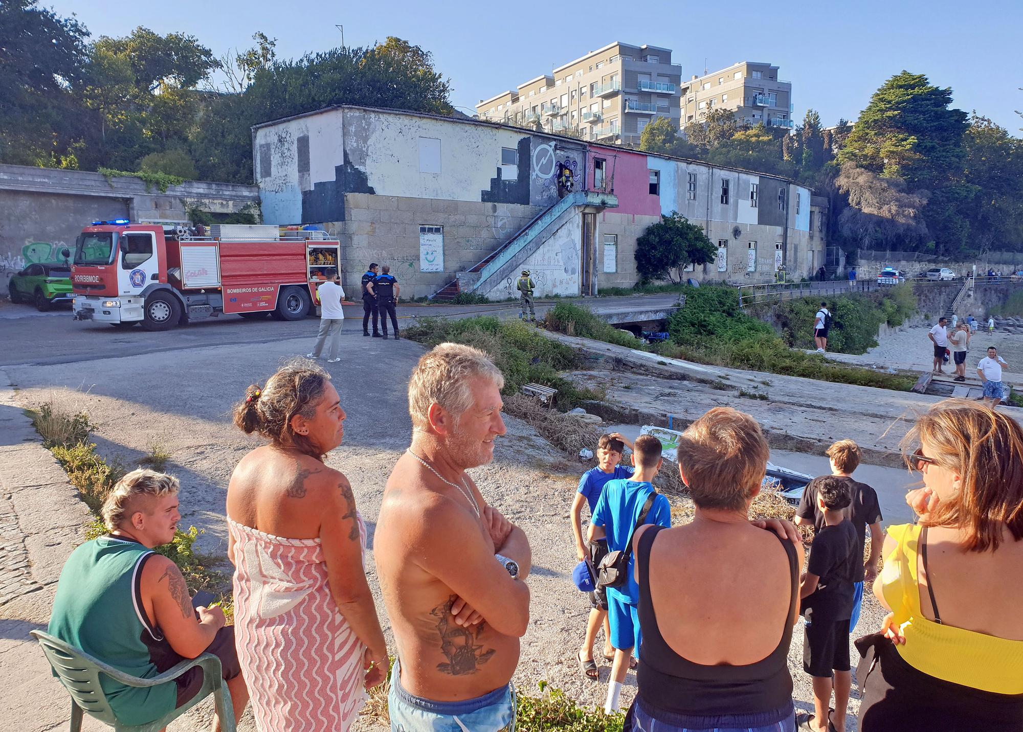 Un incendio afecta a la antigua guardería de Massó, en Cangas