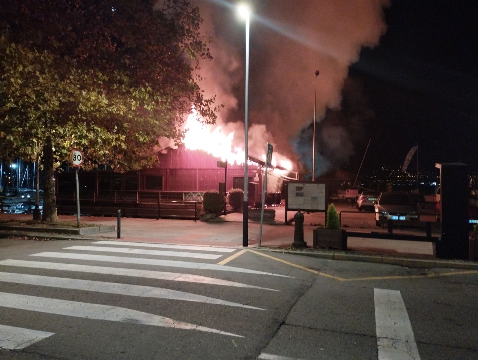 El fuego calcina de madrugada el restaurante y las oficinas del club deportivo de Moaña