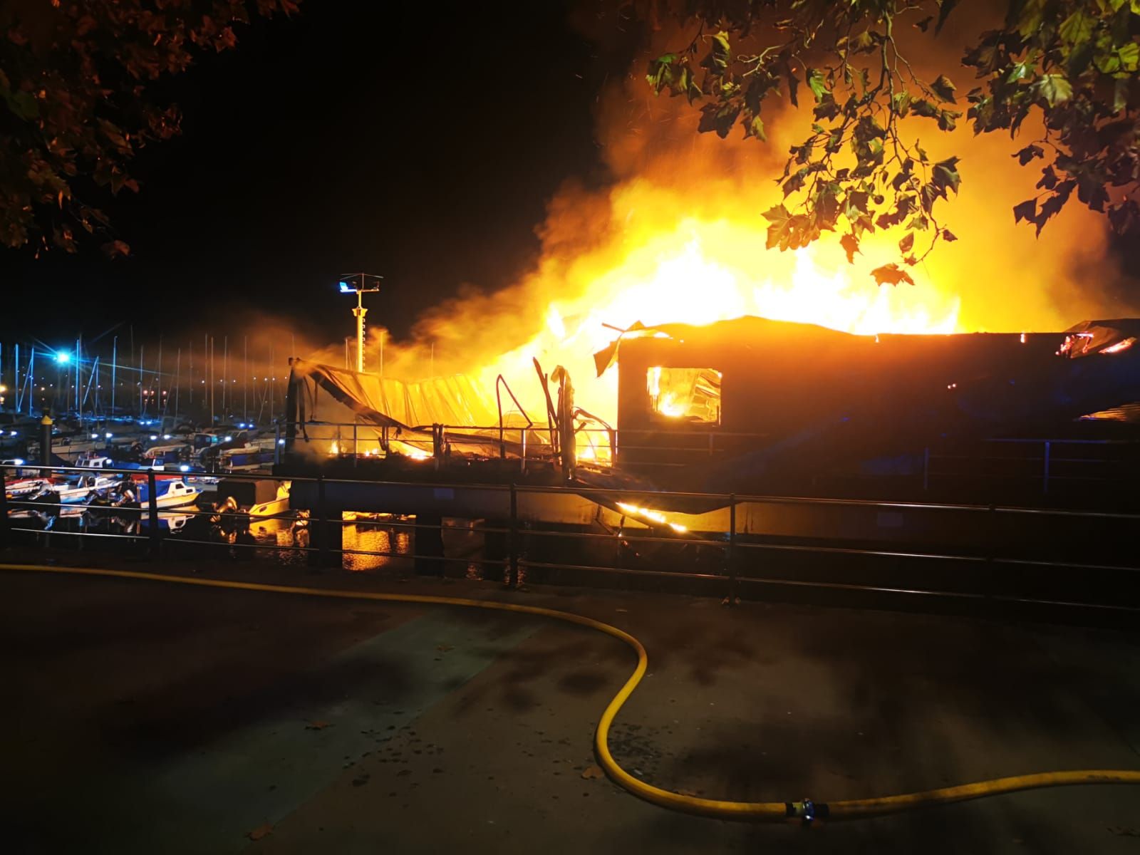 El fuego calcina de madrugada el restaurante y las oficinas del club deportivo de Moaña