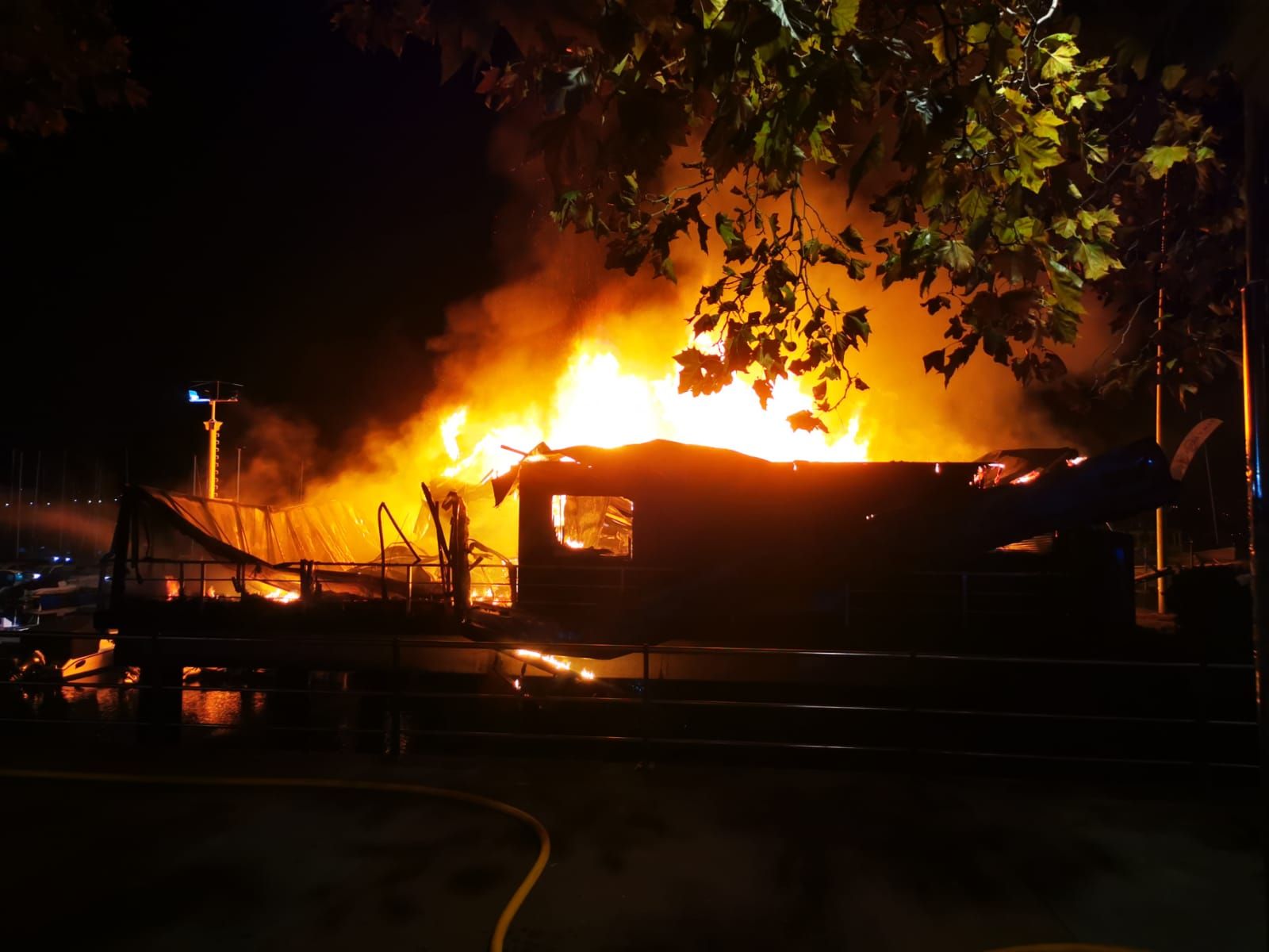 El fuego calcina de madrugada el restaurante y las oficinas del club deportivo de Moaña