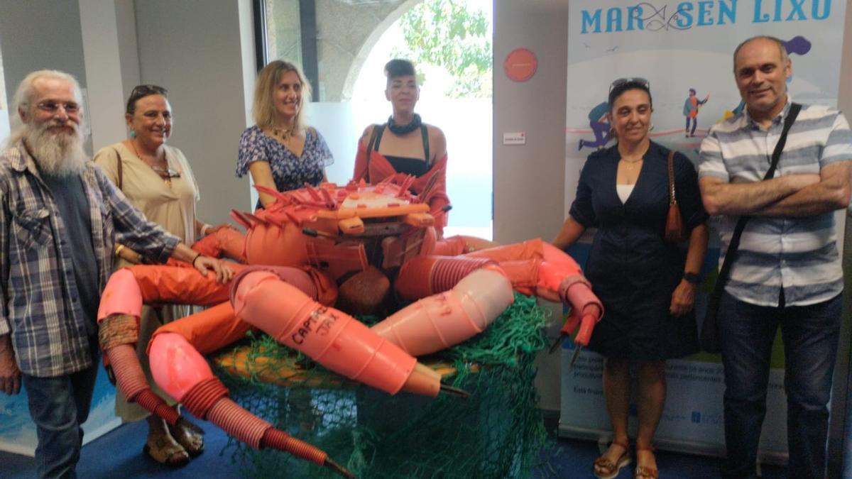 Inauguración de una exposición de obras hechas con basura marina, en la sede de la cofradía de pescadores.