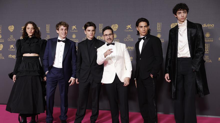 El equipo de 'La sociedad de la nieve' posa en la alfombra roja de los Goya.