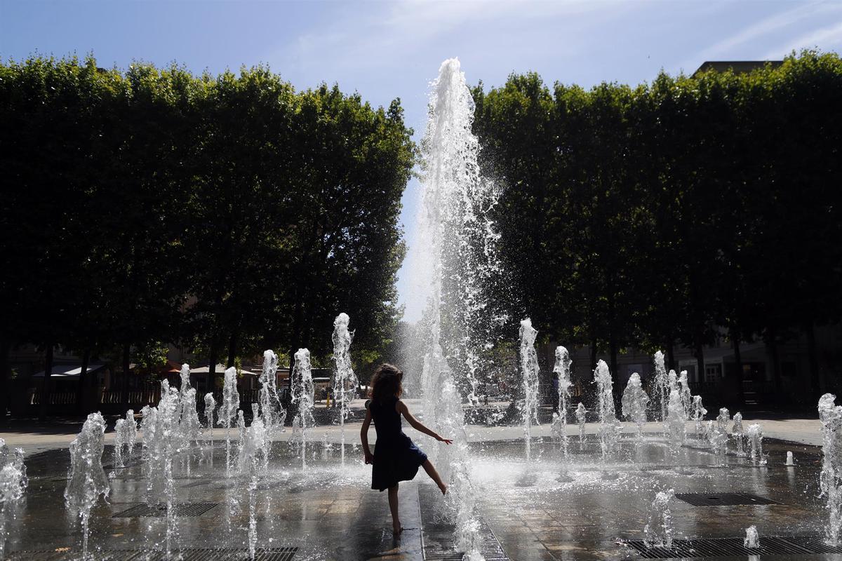 Una niña se refresca en una fuente de Montpellier, Francia. EFE : GUILLAUME HORCAJUELO