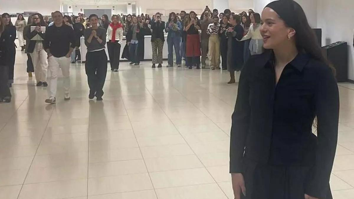 Rosalía, hoy, durante su visita a la sede central de Inditex en Sabón (Arteixo).