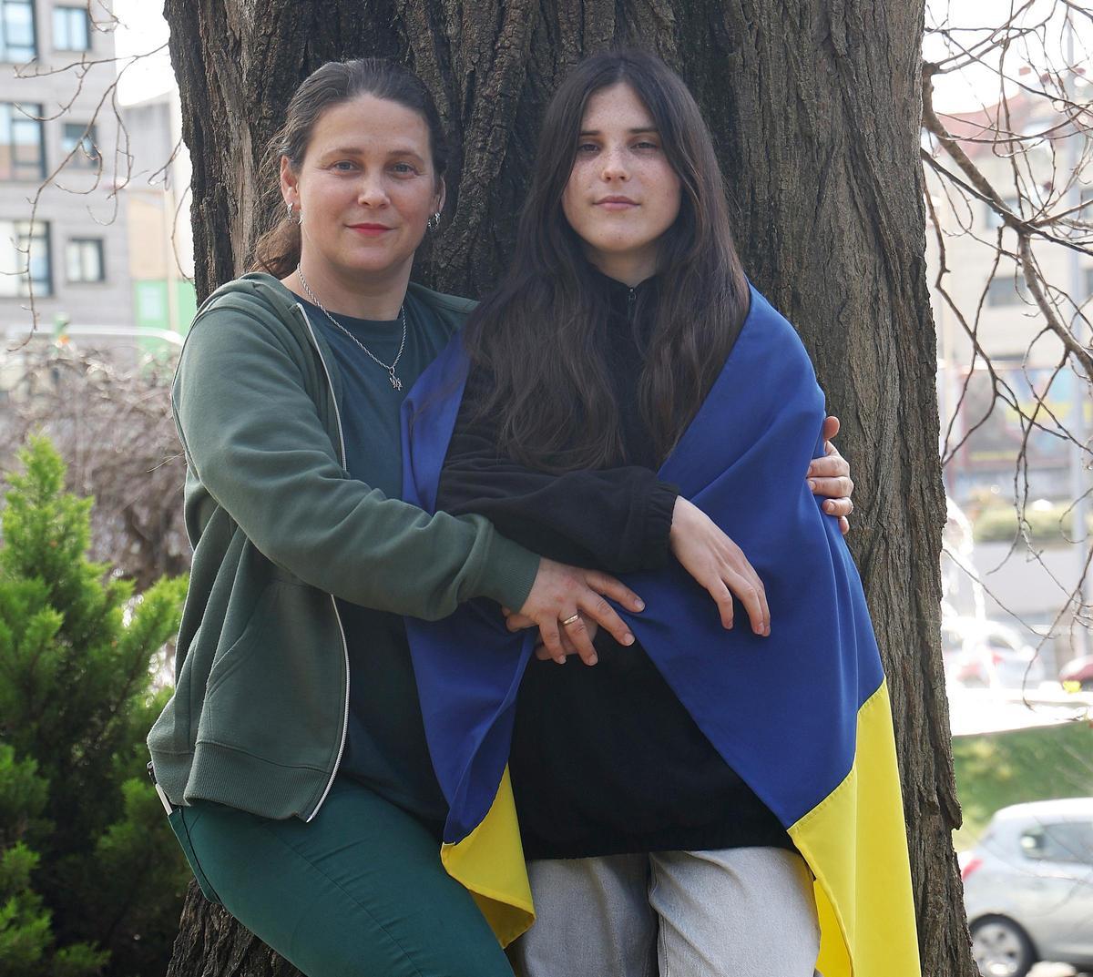 ANASTASSIA CON SU HIJA EN UN PARQUE EN LA CALLE ARAGON