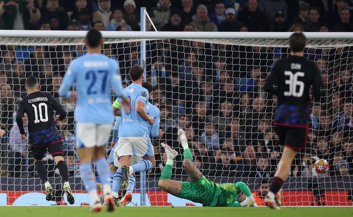 Ederson, en el suelo, ve la pelota entrar en su portería tras el remate de Elyounoussi.