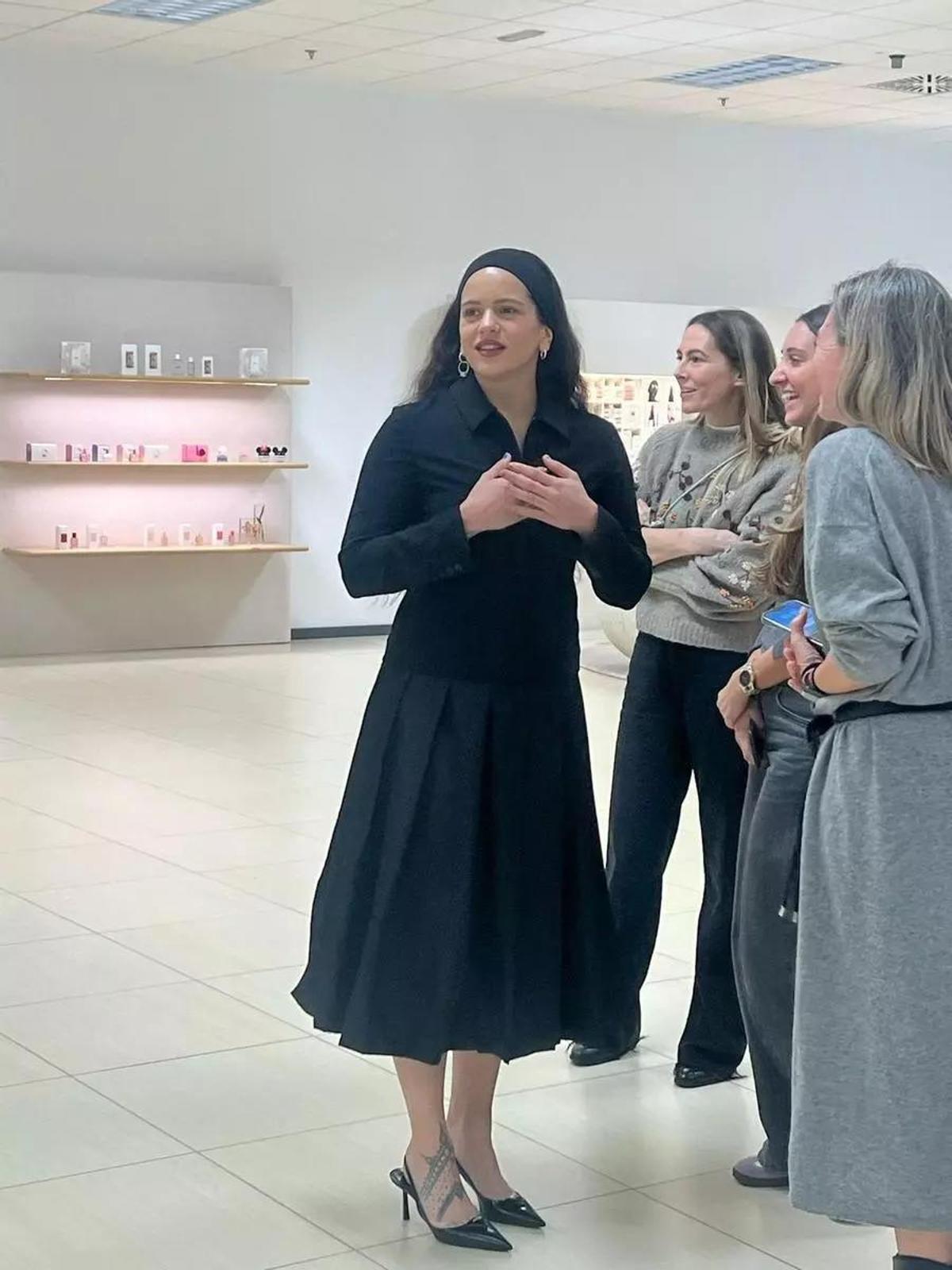 Rosalía, hoy, durante su visita a la sede central de Inditex en Sabón (Arteixo).