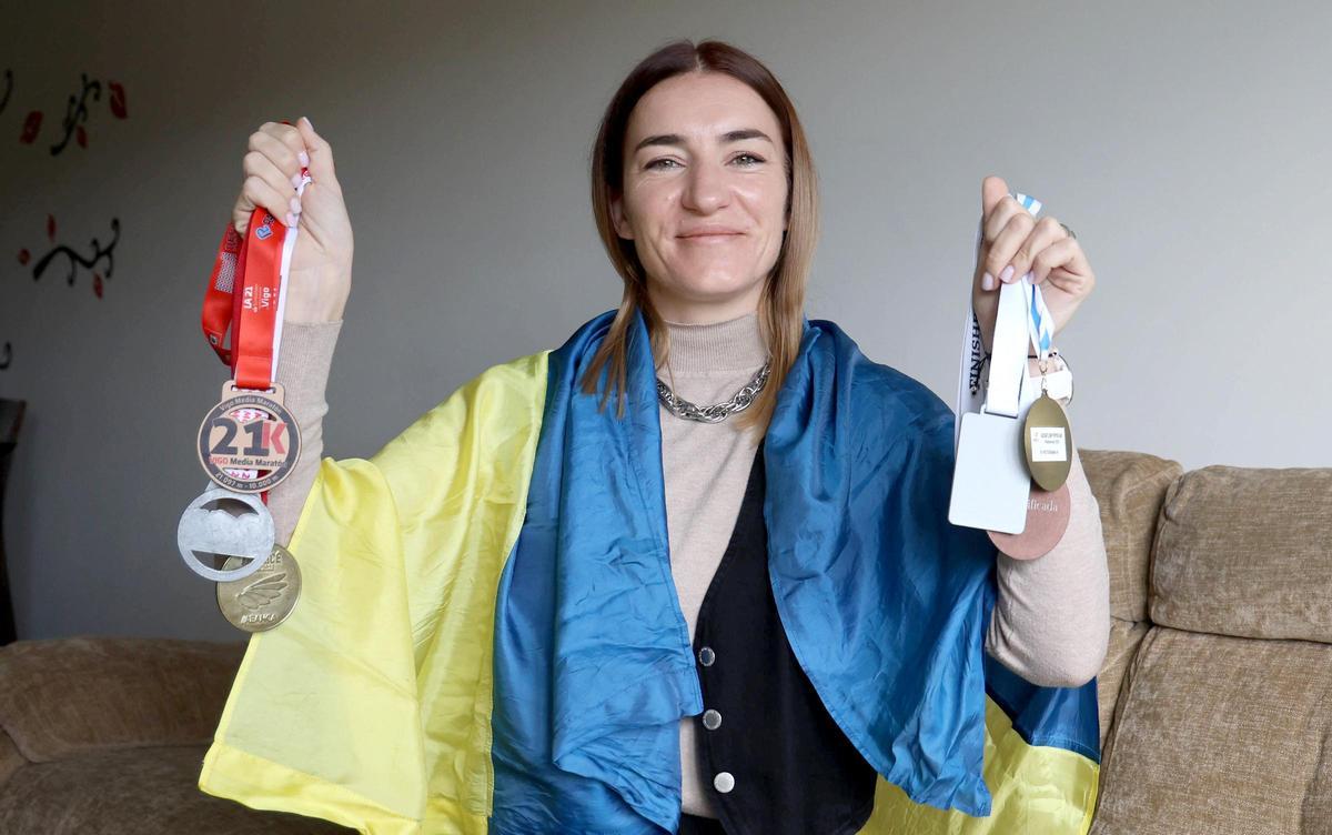 Kateryna muestra algunas medallas ganadas en carreras de travesías a nado en Galicia.