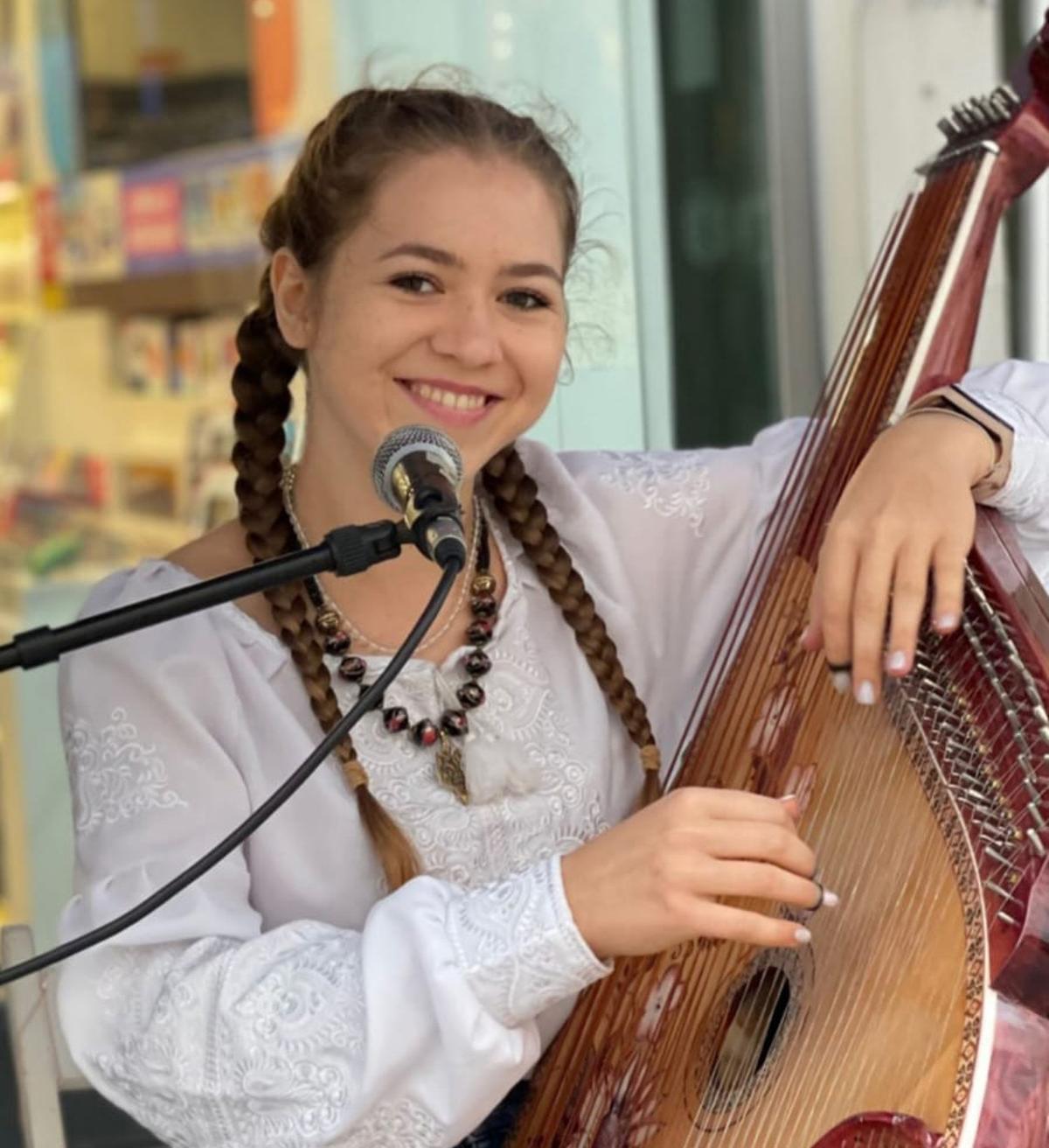 Solomiia toca la bandurria ucraniana y estudia canto lírico.