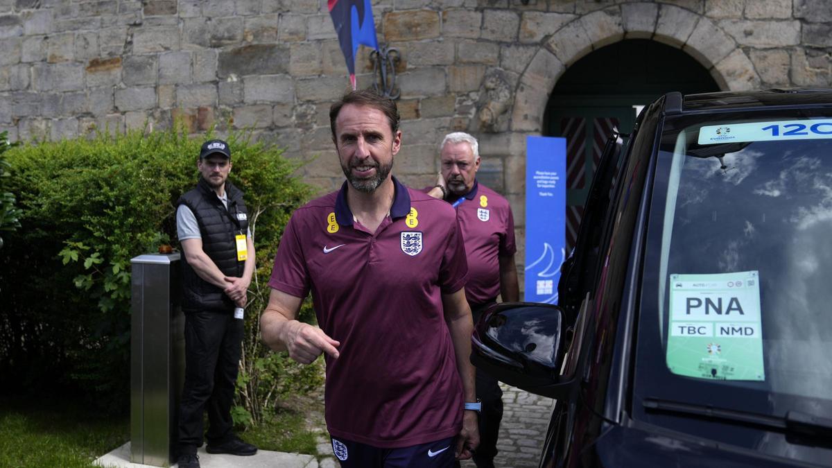 Southgate llega al centro de prensa tras cocneder una entrevista de televisión.