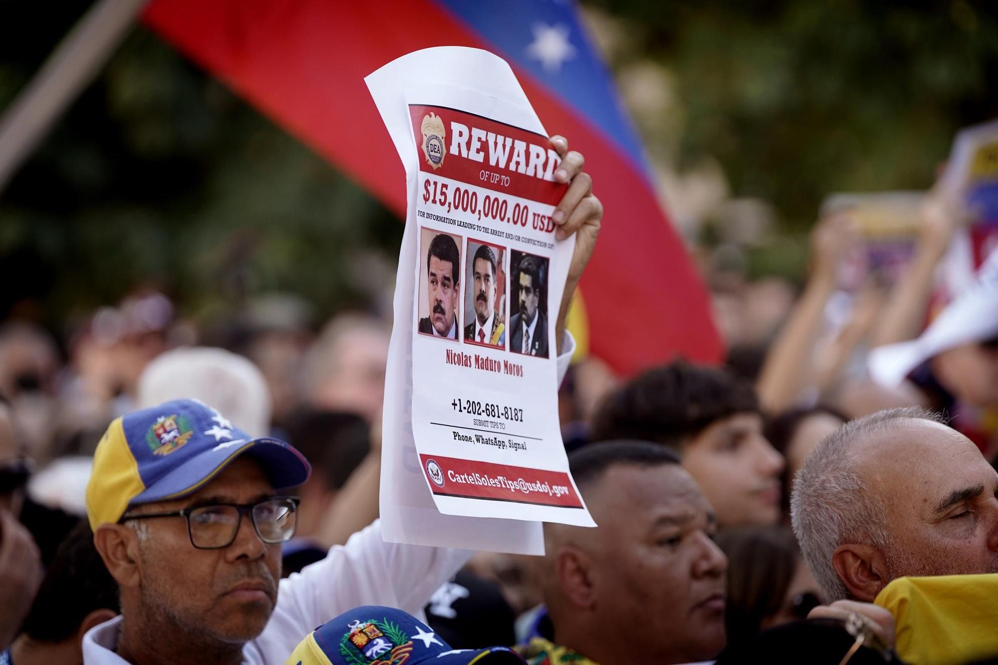 Concentración de apoyo al venezolano Edmundo González frente al Congreso de los Diputados.