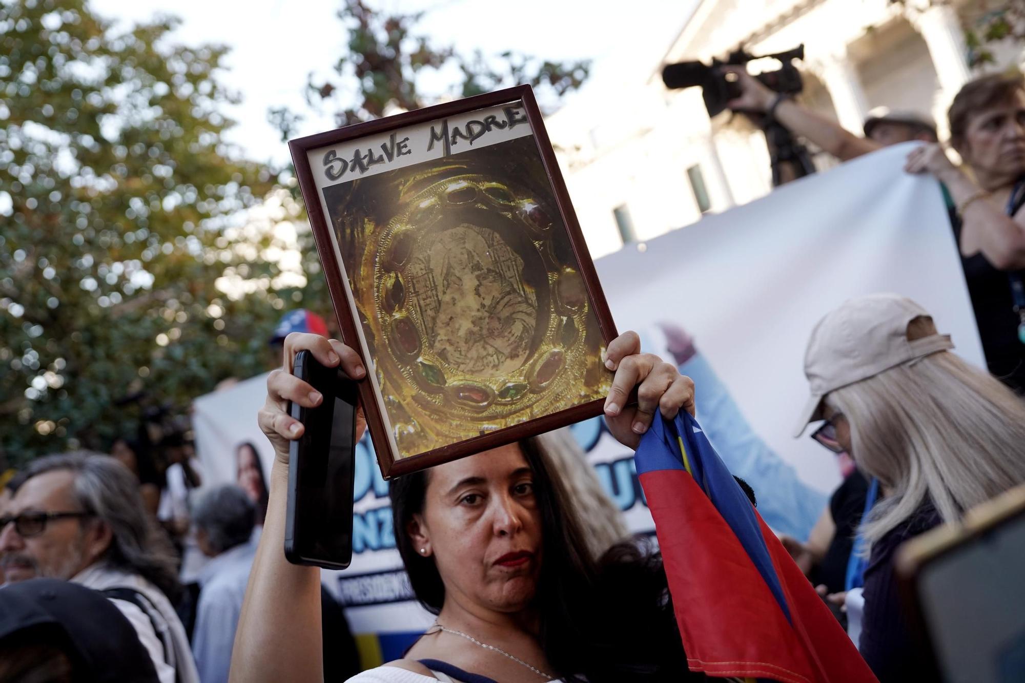 Concentración de apoyo al venezolano Edmundo González frente al Congreso de los Diputados.