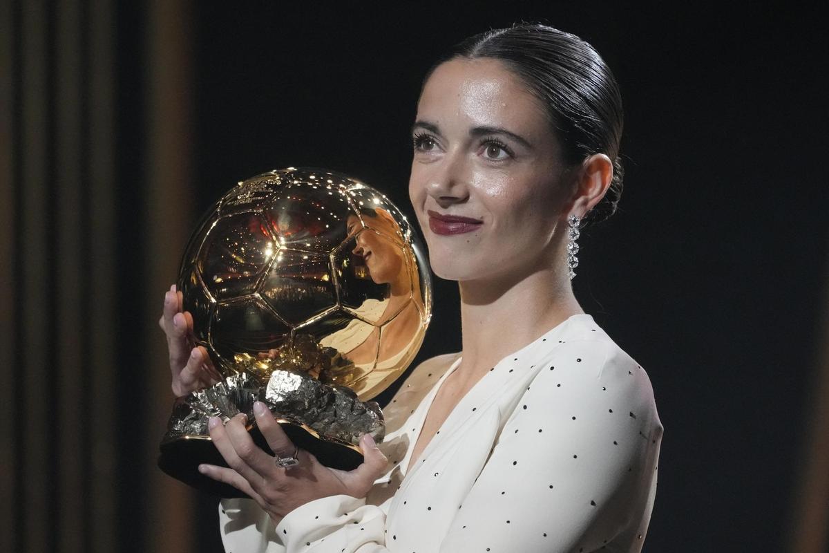 Aitana Bonmatí, con el Balón de Oro logrado en París.